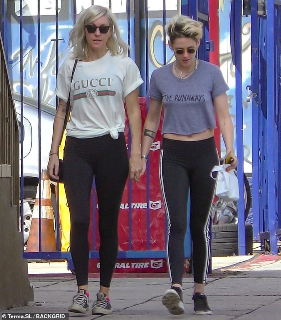 Kristen Stewart tình tứ nắm tay bạn gái mới - 1 Kristen Stewart tình tứ nắm tay bạn gái mới - 1