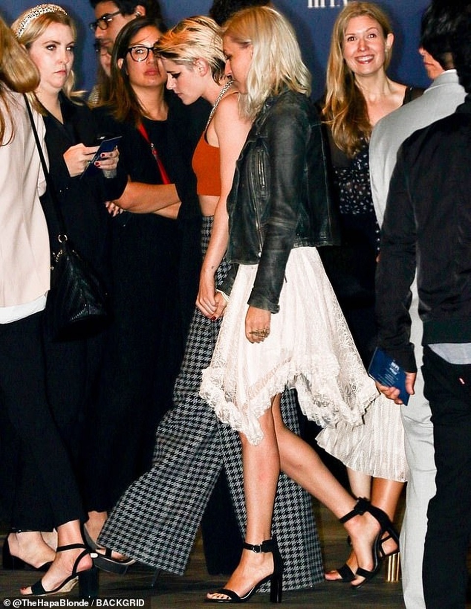 Kristen Stewart tình tứ nắm tay bạn gái mới - 4 Kristen Stewart tình tứ nắm tay bạn gái mới - 4