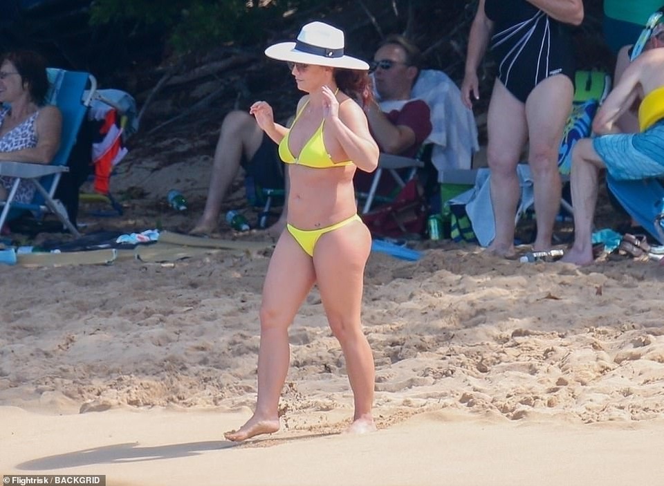 Britney vui vẻ đi tắm biển tại Hawaii - 8