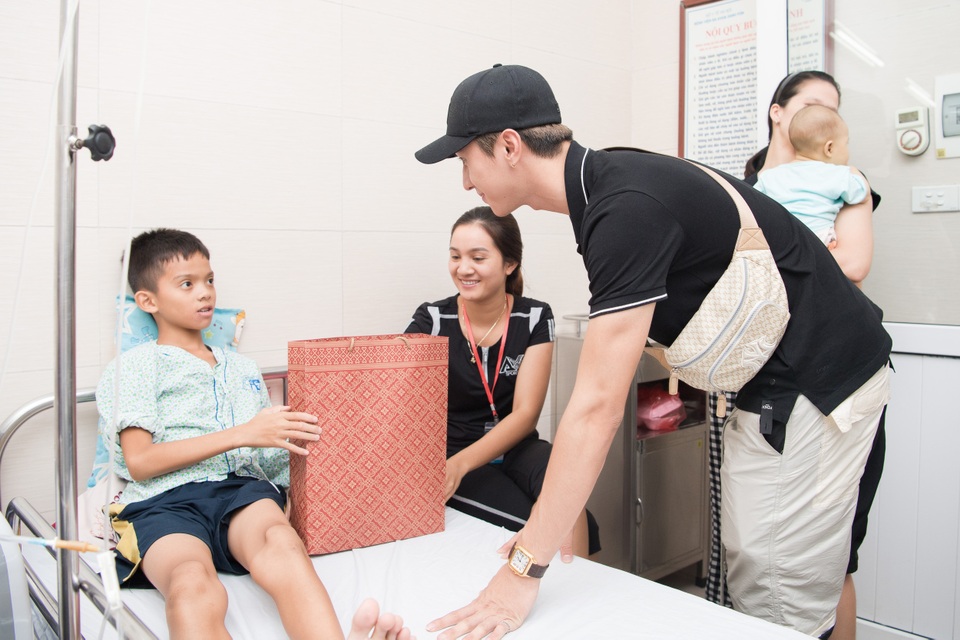 “Cậu mợ” Bình An, Phương Nga đón Trung thu trong bệnh viện - 4 “Cậu mợ” Bình An, Phương Nga đón Trung thu trong bệnh viện - 4