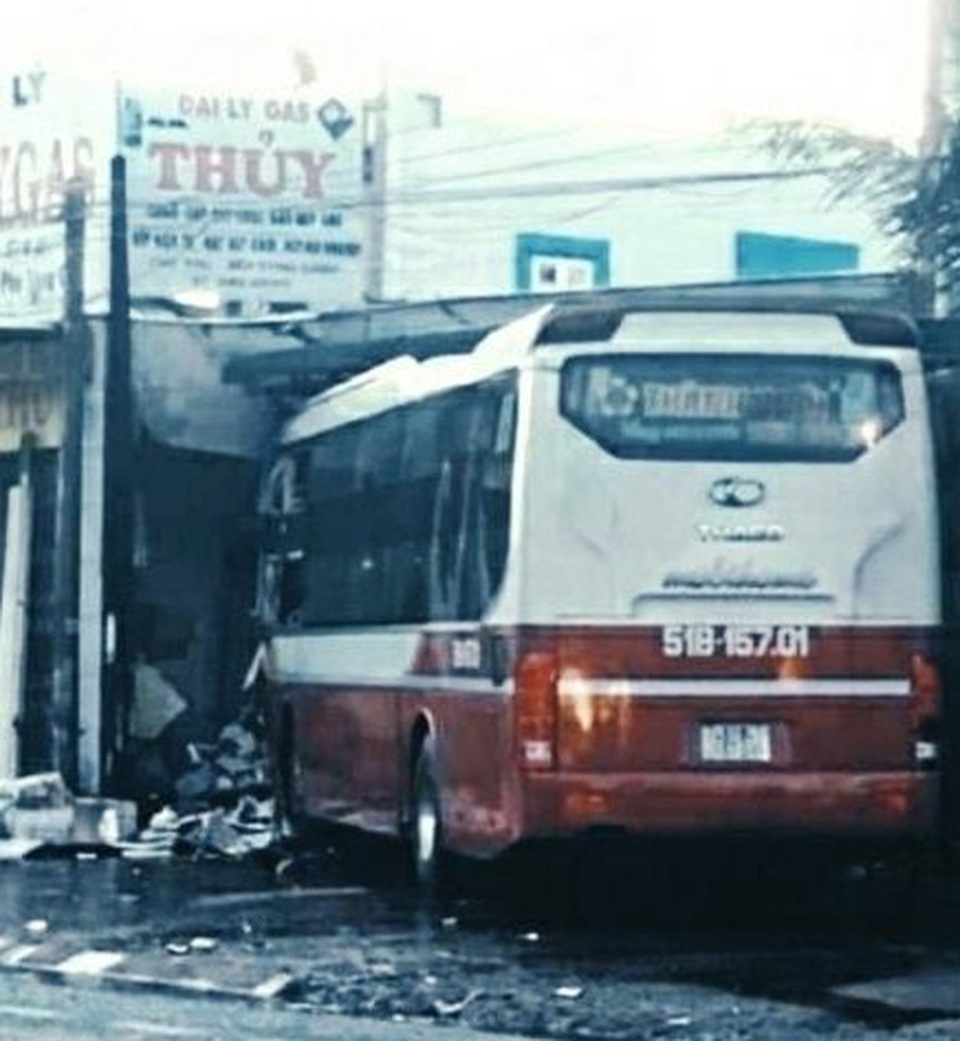 Xe khách lao thẳng vào đại lý gas, hàng chục khách thoát chết - 1 Xe khách lao thẳng vào đại lý gas, hàng chục khách thoát chết - 1