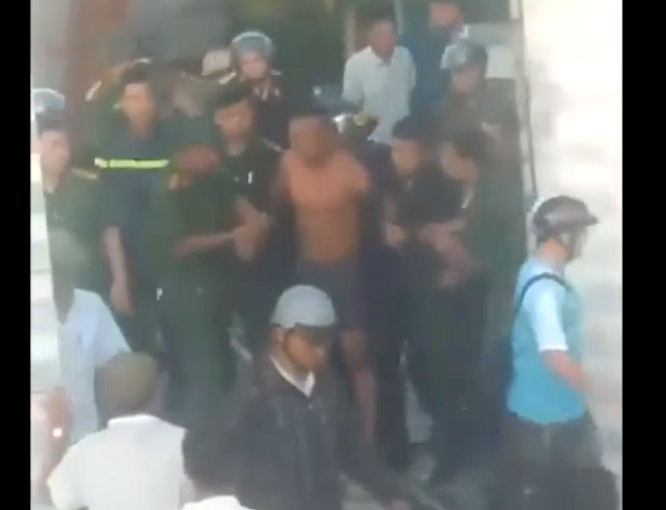 Nam thanh niên ôm bình gas cố thủ nhiều giờ, xả gas dọa cho nổ - 2