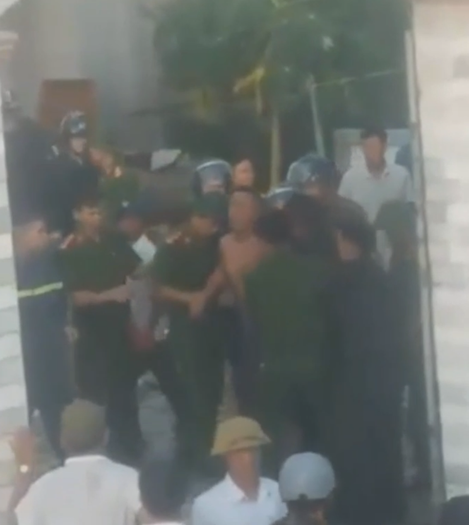 Nam thanh niên ôm bình gas cố thủ nhiều giờ, xả gas dọa cho nổ - 1