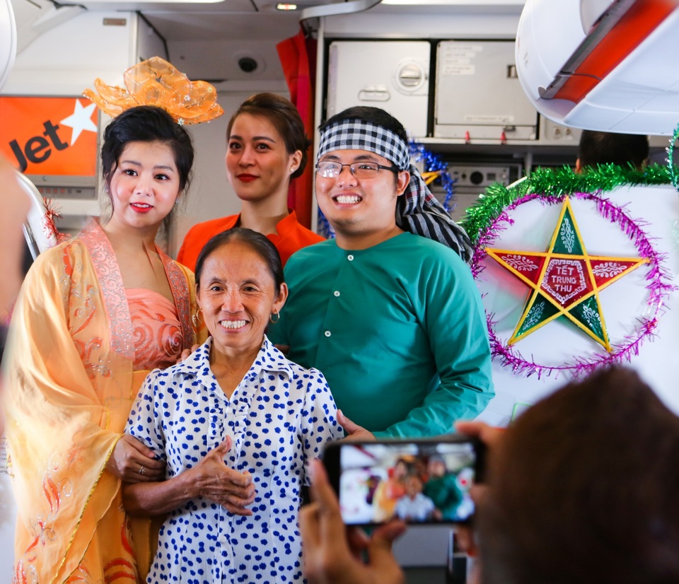 Bắt gặp bà Tân Vlog mang bánh trung thu khổng lồ lên máy bay - 3 Bắt gặp bà Tân Vlog mang bánh trung thu khổng lồ lên máy bay - 3