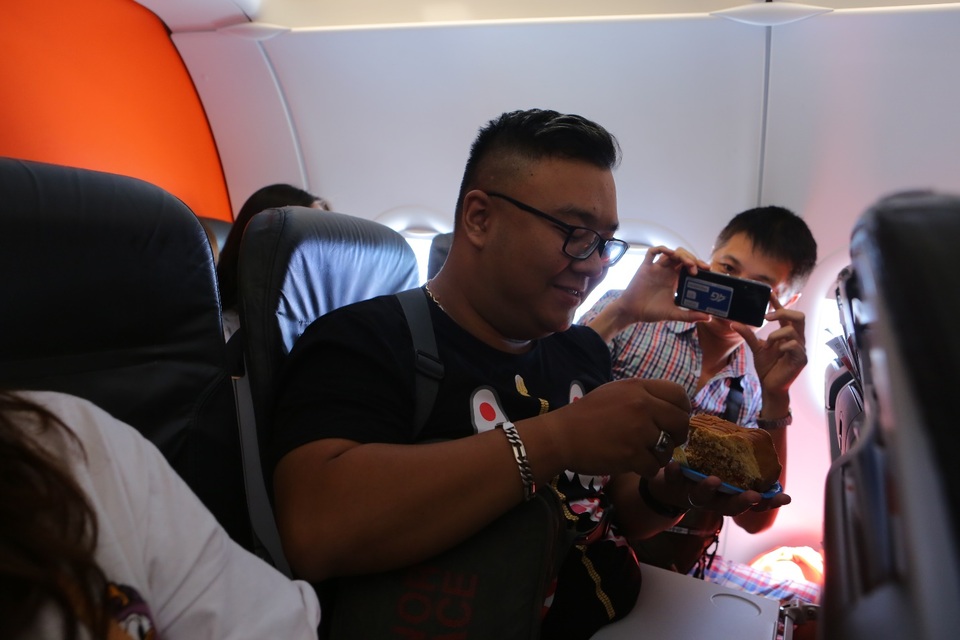 Bắt gặp bà Tân Vlog mang bánh trung thu khổng lồ lên máy bay - 6 Bắt gặp bà Tân Vlog mang bánh trung thu khổng lồ lên máy bay - 6