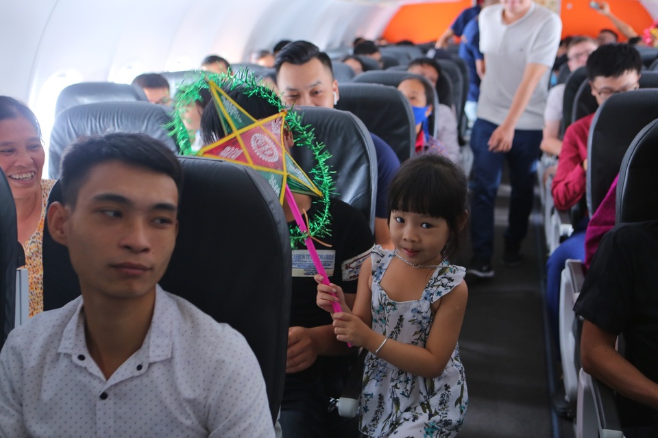 Bắt gặp bà Tân Vlog mang bánh trung thu khổng lồ lên máy bay - 8 Bắt gặp bà Tân Vlog mang bánh trung thu khổng lồ lên máy bay - 8