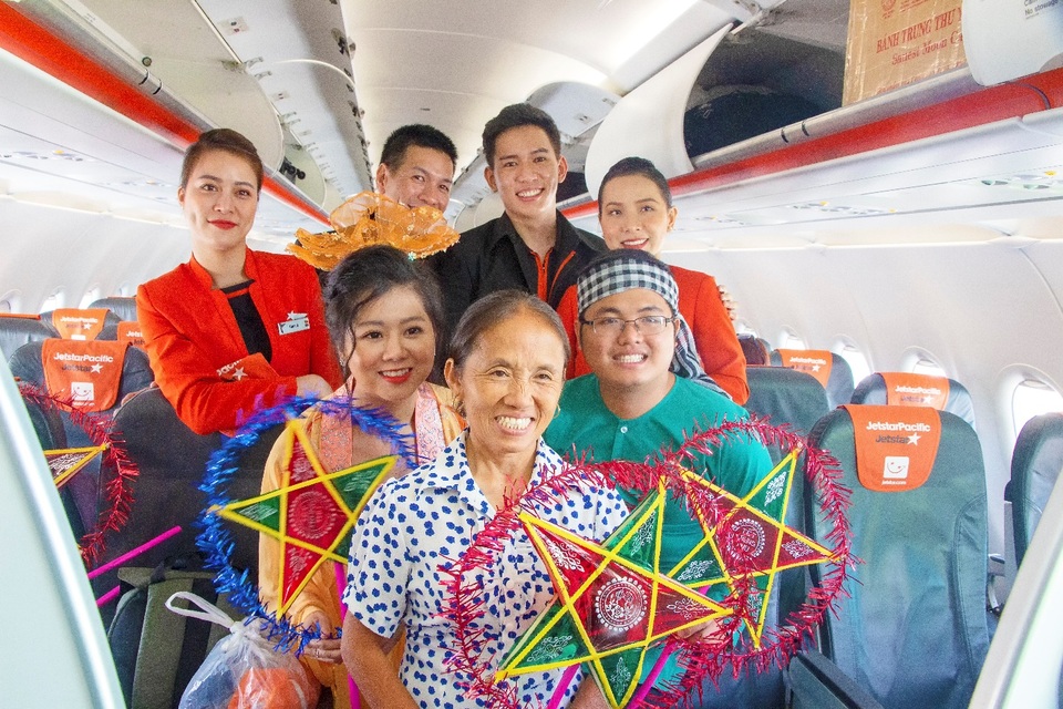 Bắt gặp bà Tân Vlog mang bánh trung thu khổng lồ lên máy bay - 10 Bắt gặp bà Tân Vlog mang bánh trung thu khổng lồ lên máy bay - 10