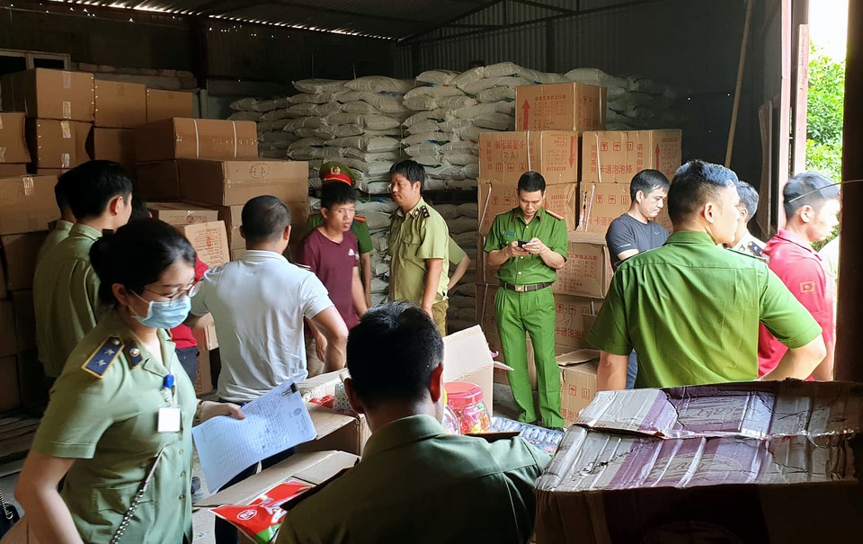 Bộ Công an bắt giữ 50 tấn bánh kẹo, đồ chơi Trung thu nhập lậu - 1