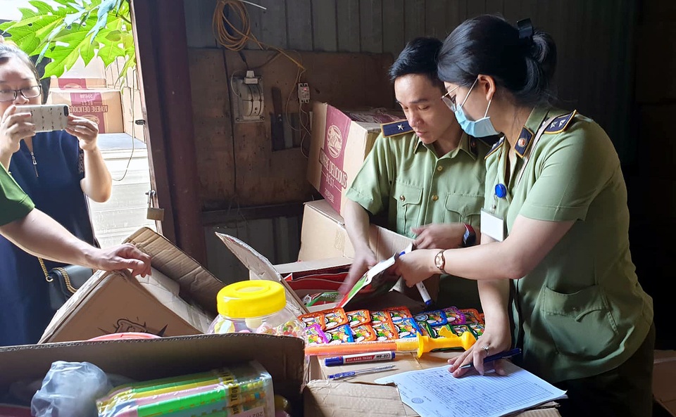 Bộ Công an bắt giữ 50 tấn bánh kẹo, đồ chơi Trung thu nhập lậu - 8