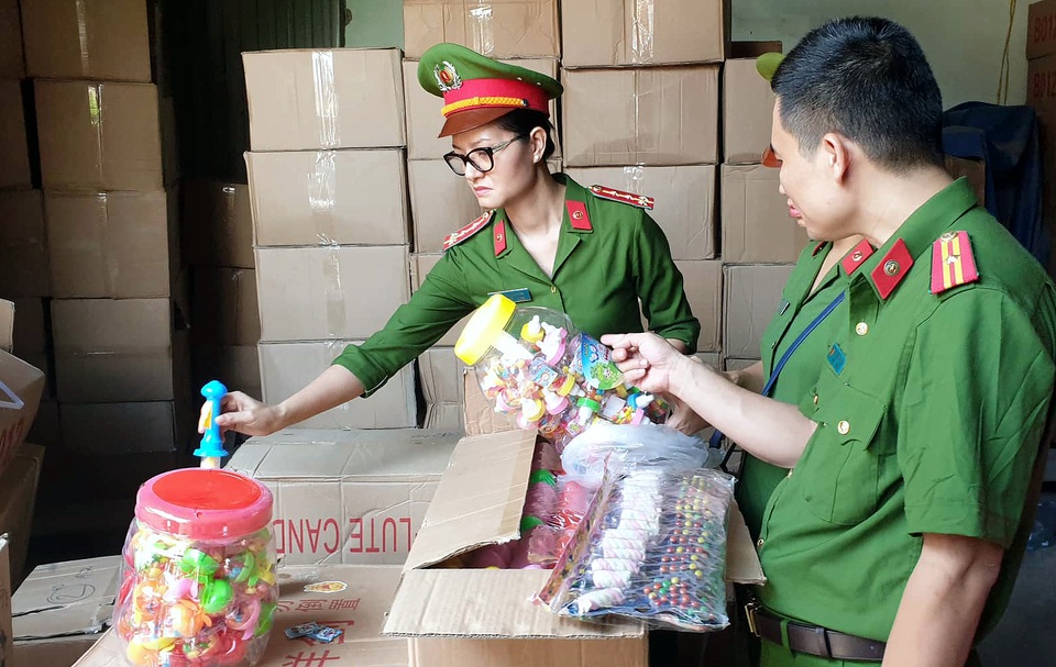 Bộ Công an bắt giữ 50 tấn bánh kẹo, đồ chơi Trung thu nhập lậu - 5