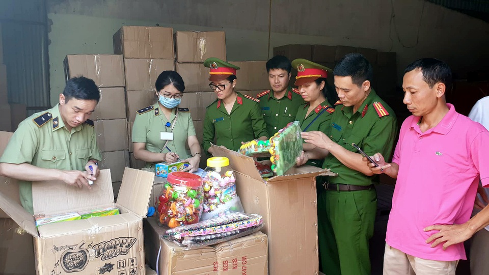 Bộ Công an bắt giữ 50 tấn bánh kẹo, đồ chơi Trung thu nhập lậu - 4