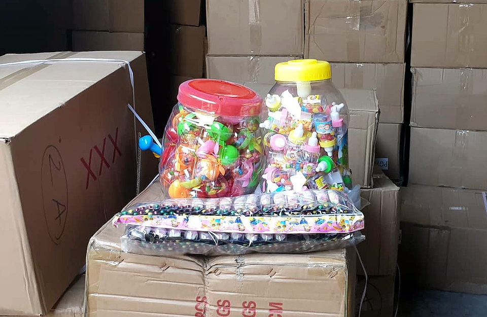 Bộ Công an bắt giữ 50 tấn bánh kẹo, đồ chơi Trung thu nhập lậu - 7