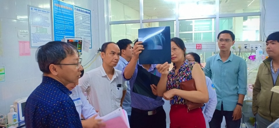 Bệnh nhi không thể chuyển viện, bác sĩ về tận nơi cứu sống - 2 Bệnh nhi không thể chuyển viện, bác sĩ về tận nơi cứu sống - 2