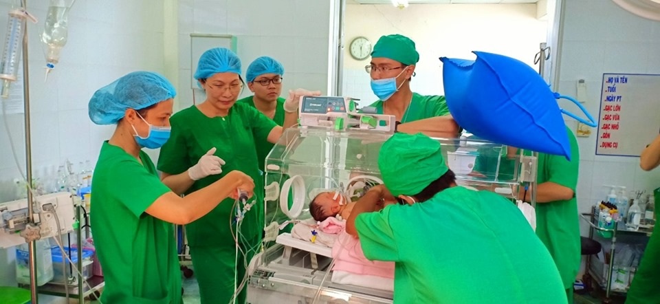 Bệnh nhi không thể chuyển viện, bác sĩ về tận nơi cứu sống - 5 Bệnh nhi không thể chuyển viện, bác sĩ về tận nơi cứu sống - 5