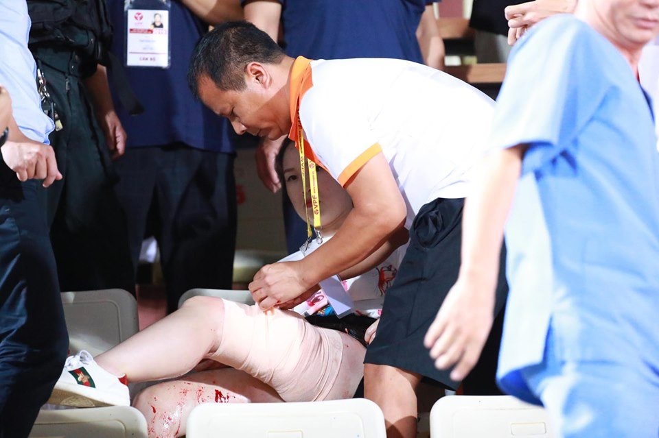 Pháo sáng làm bùng lên những mảng tối của bóng đá Việt Nam - 2 Pháo sáng làm bùng lên những mảng tối của bóng đá Việt Nam - 2