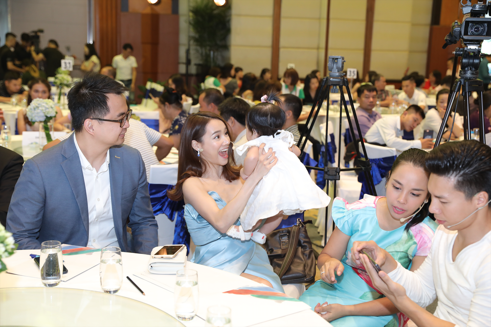 Giải pháp giúp bé mặc tã mà thoải mái vận động, hết đi hai hàng - 2 Giải pháp giúp bé mặc tã mà thoải mái vận động, hết đi hai hàng - 2