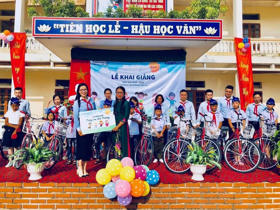 Eximbank tặng quà cho học sinh nghèo tại Hải Dương - 2