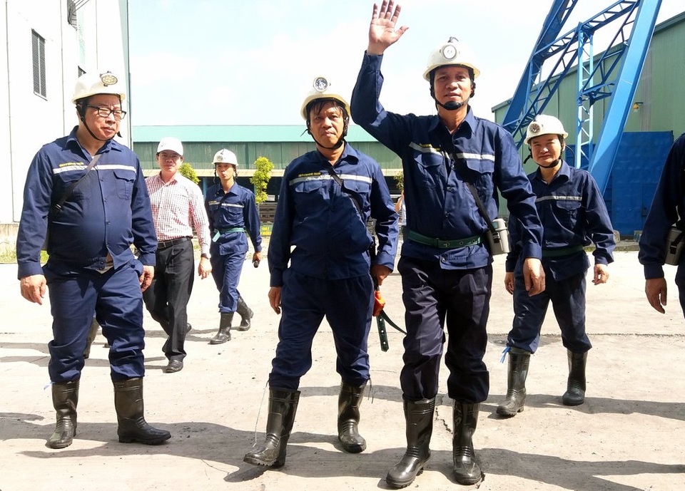 Dưới hầm lò sâu 140 m, Bộ trưởng Lao động hỏi về đời sống của thợ mỏ - 6 Dưới hầm lò sâu 140 m, Bộ trưởng Lao động hỏi về đời sống của thợ mỏ - 6