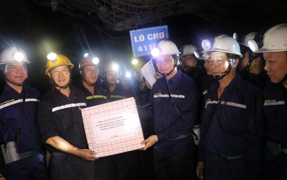Dưới hầm lò sâu 140 m, Bộ trưởng Lao động hỏi về đời sống của thợ mỏ - 5 Dưới hầm lò sâu 140 m, Bộ trưởng Lao động hỏi về đời sống của thợ mỏ - 5
