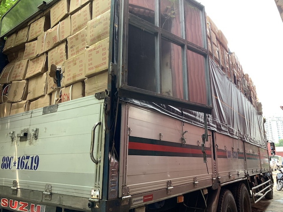 Bắt giữ lượng lớn hàng Trung Quốc gắn mác Thái Lan, Hàn Quốc tuồn vào Hà Nội - 2 Bắt giữ lượng lớn hàng Trung Quốc gắn mác Thái Lan, Hàn Quốc tuồn vào Hà Nội - 2