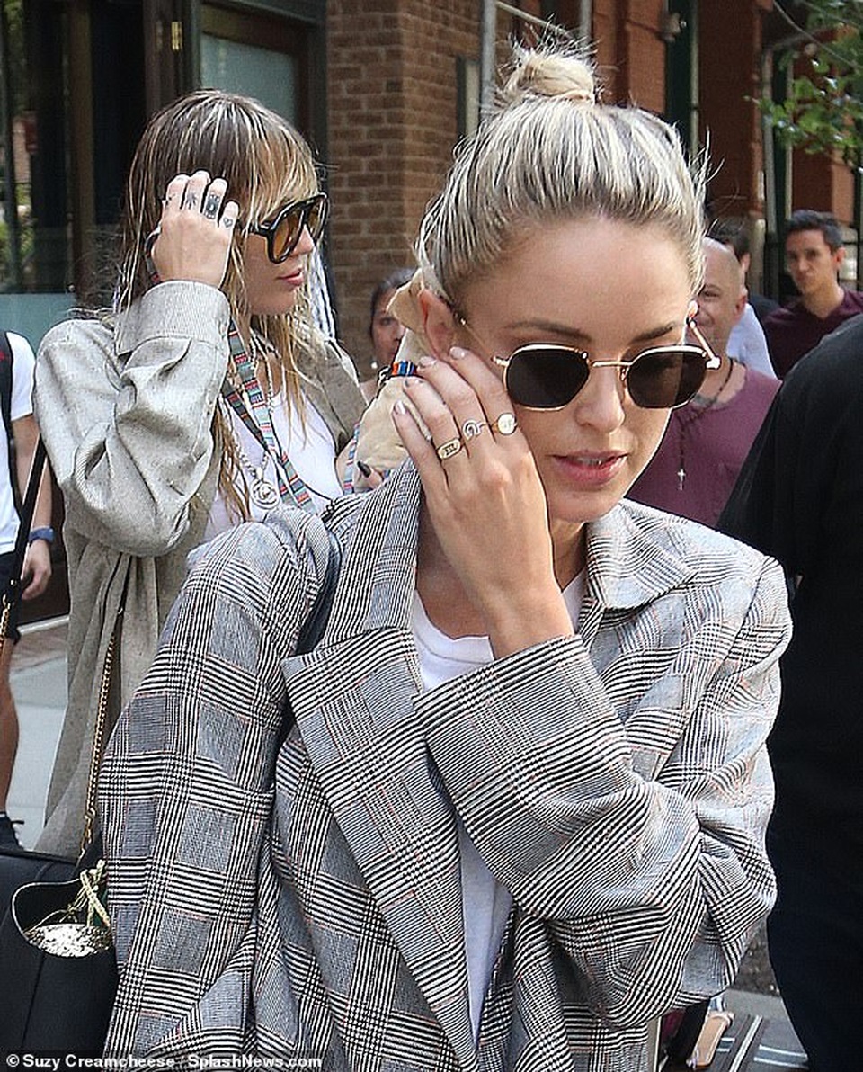 Miley Cyrus đẹp đôi, thần thái rạng ngời bên bạn gái tin đồn - 8 Miley Cyrus đẹp đôi, thần thái rạng ngời bên bạn gái tin đồn - 8