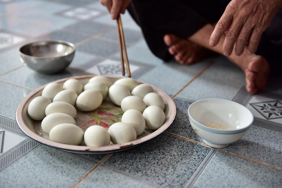 Người đàn ông có biệt tài ăn 8 bát cơm, tráng miệng bằng 15 quả trứng vịt lộn - 5 Người đàn ông có biệt tài ăn 8 bát cơm, tráng miệng bằng 15 quả trứng vịt lộn - 5