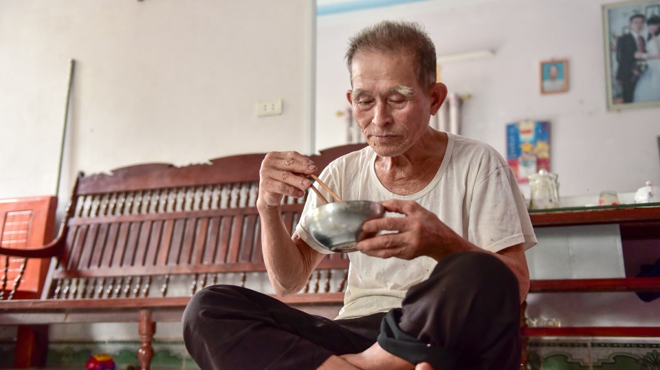 Người đàn ông có biệt tài ăn 8 bát cơm, tráng miệng bằng 15 quả trứng vịt lộn - 4 Người đàn ông có biệt tài ăn 8 bát cơm, tráng miệng bằng 15 quả trứng vịt lộn - 4