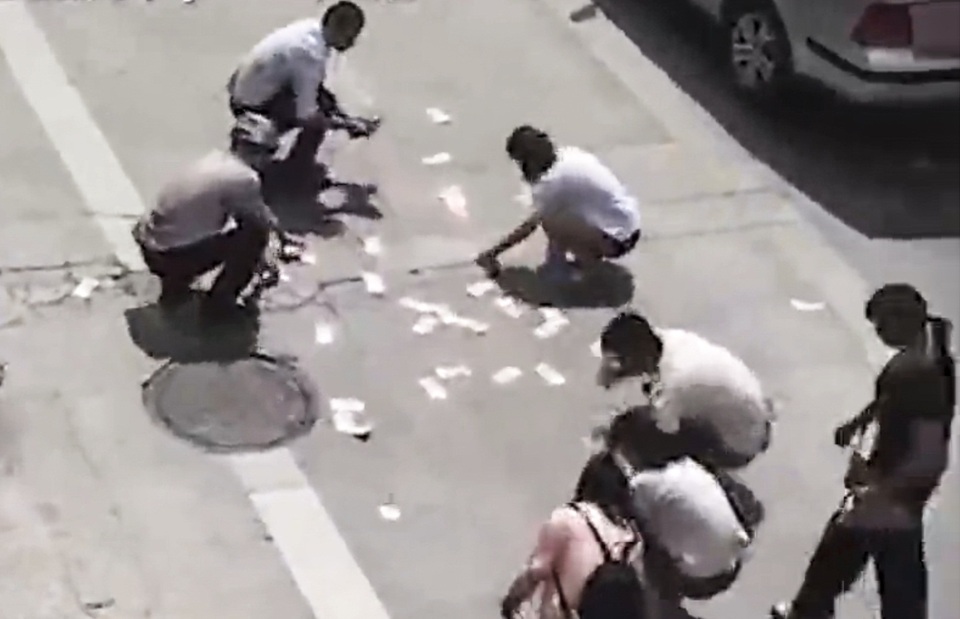 Người đàn ông tung hơn 320 triệu ra đường vì … chán đời - 2