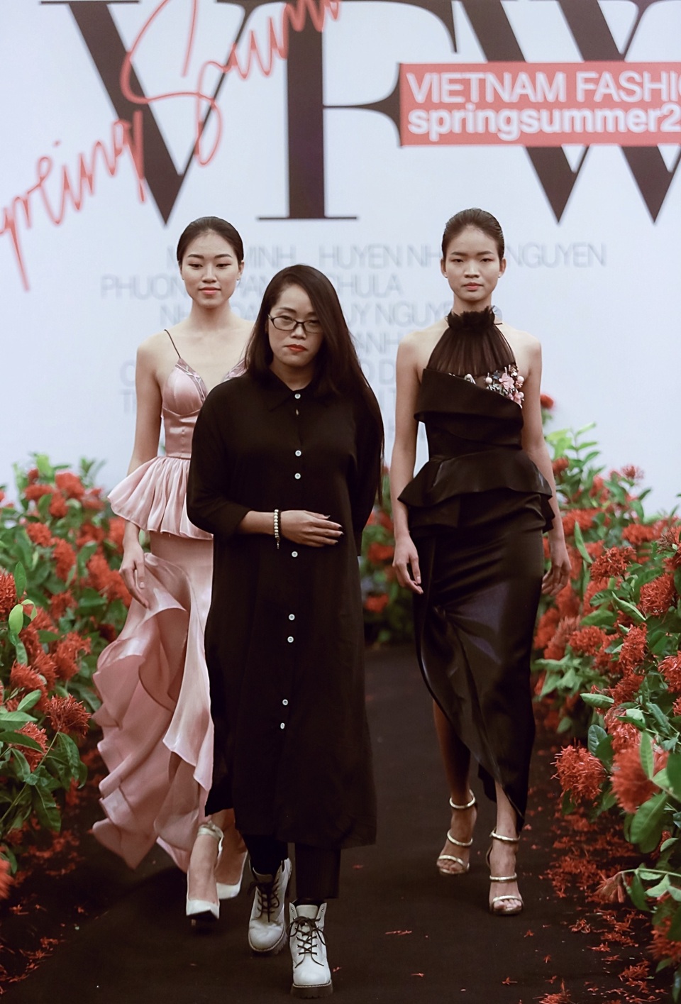 Người mẫu quá khổ lên sàn diễn và cuộc chơi “độc - đẹp” của thời trang thuần Việt - 24 Người mẫu quá khổ lên sàn diễn và cuộc chơi “độc - đẹp” của thời trang thuần Việt - 24