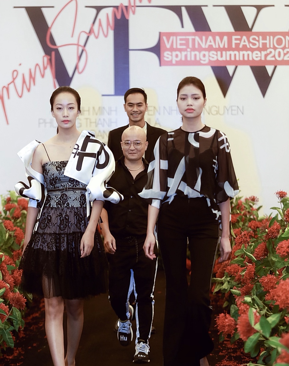 Người mẫu quá khổ lên sàn diễn và cuộc chơi “độc - đẹp” của thời trang thuần Việt - 9 Người mẫu quá khổ lên sàn diễn và cuộc chơi “độc - đẹp” của thời trang thuần Việt - 9