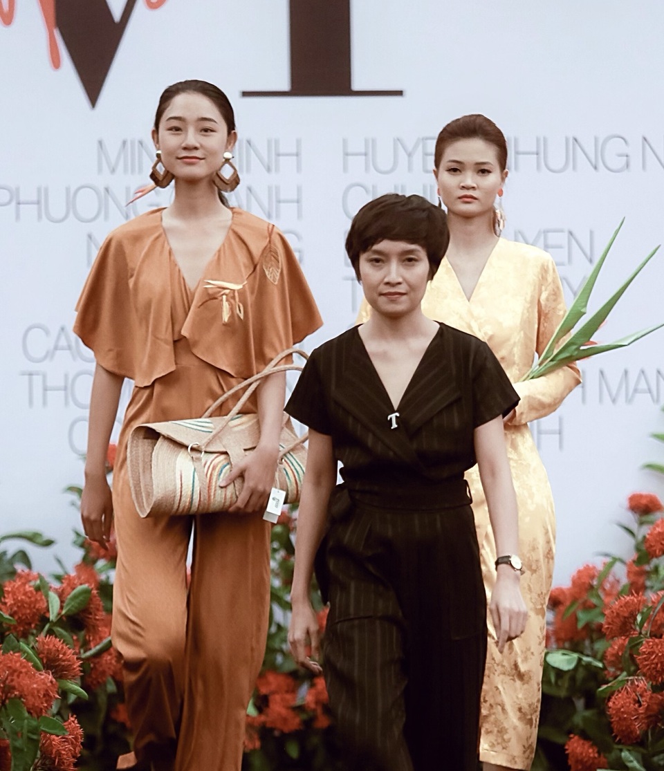 Người mẫu quá khổ lên sàn diễn và cuộc chơi “độc - đẹp” của thời trang thuần Việt - 5 Người mẫu quá khổ lên sàn diễn và cuộc chơi “độc - đẹp” của thời trang thuần Việt - 5