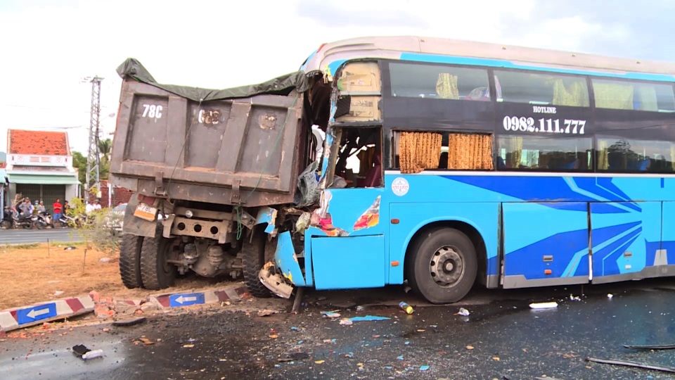 Xe khách húc đuôi xe tải, 3 người bị thương nặng - 1