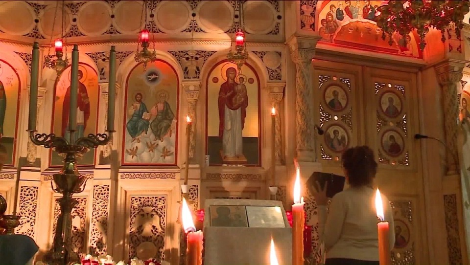 Thực hư tranh Đức Mẹ đồng trinh Mary khóc vì nhà thờ có nguy cơ bị đóng cửa? - 2 Thực hư tranh Đức Mẹ đồng trinh Mary khóc vì nhà thờ có nguy cơ bị đóng cửa? - 2