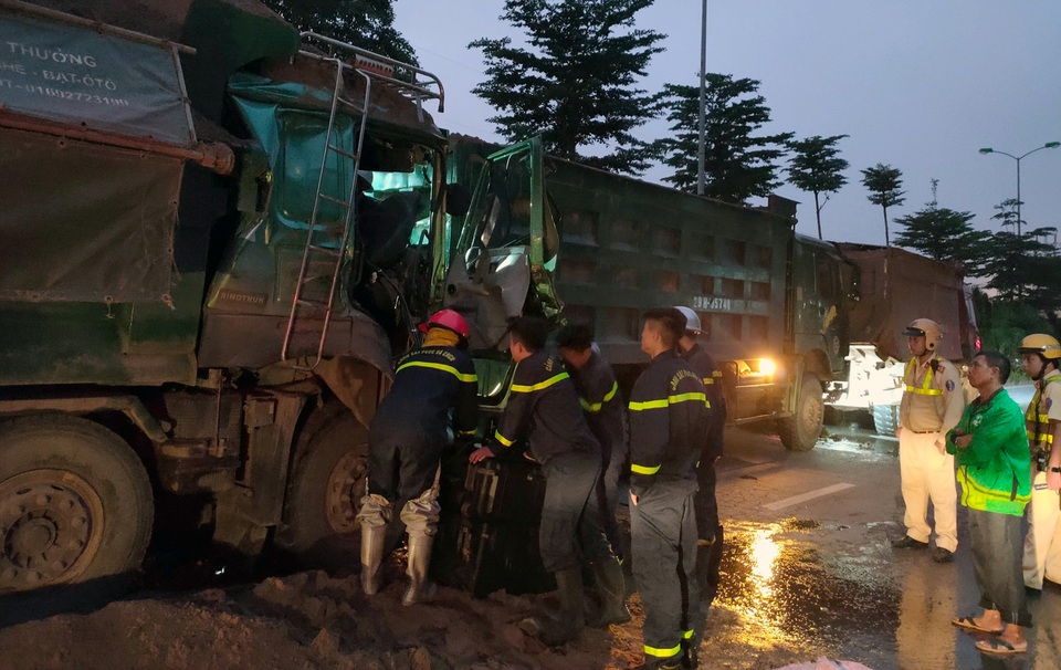 Hà Nội: Cảnh sát phá cửa, giải cứu tài xế xe tải mắc kẹt sau tai nạn - 1