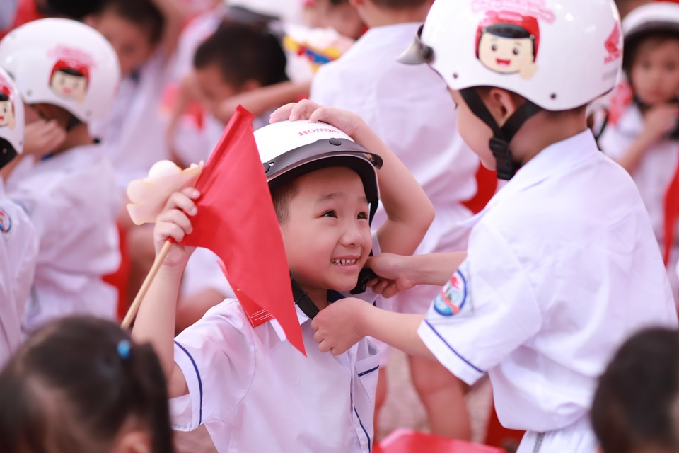 Trao tặng mũ bảo hiểm - Hoạt động tiêu biểu trong tháng cao điểm ATGT - 2 Trao tặng mũ bảo hiểm - Hoạt động tiêu biểu trong tháng cao điểm ATGT - 2
