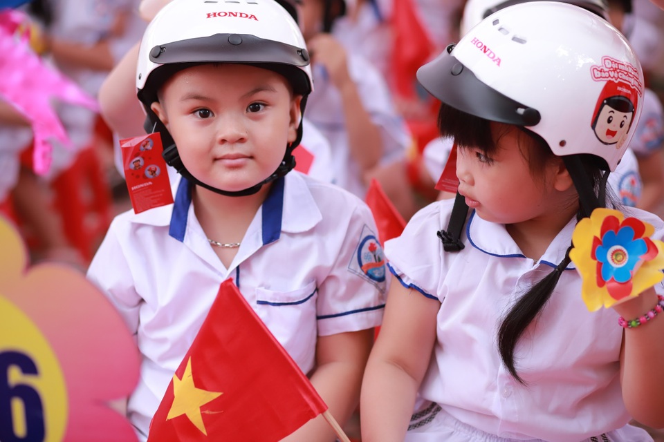 Trao tặng mũ bảo hiểm - Hoạt động tiêu biểu trong tháng cao điểm ATGT - 4 Trao tặng mũ bảo hiểm - Hoạt động tiêu biểu trong tháng cao điểm ATGT - 4