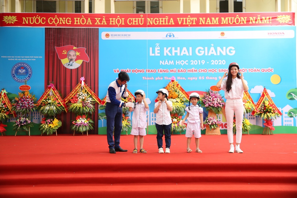 Trao tặng mũ bảo hiểm - Hoạt động tiêu biểu trong tháng cao điểm ATGT - 5 Trao tặng mũ bảo hiểm - Hoạt động tiêu biểu trong tháng cao điểm ATGT - 5