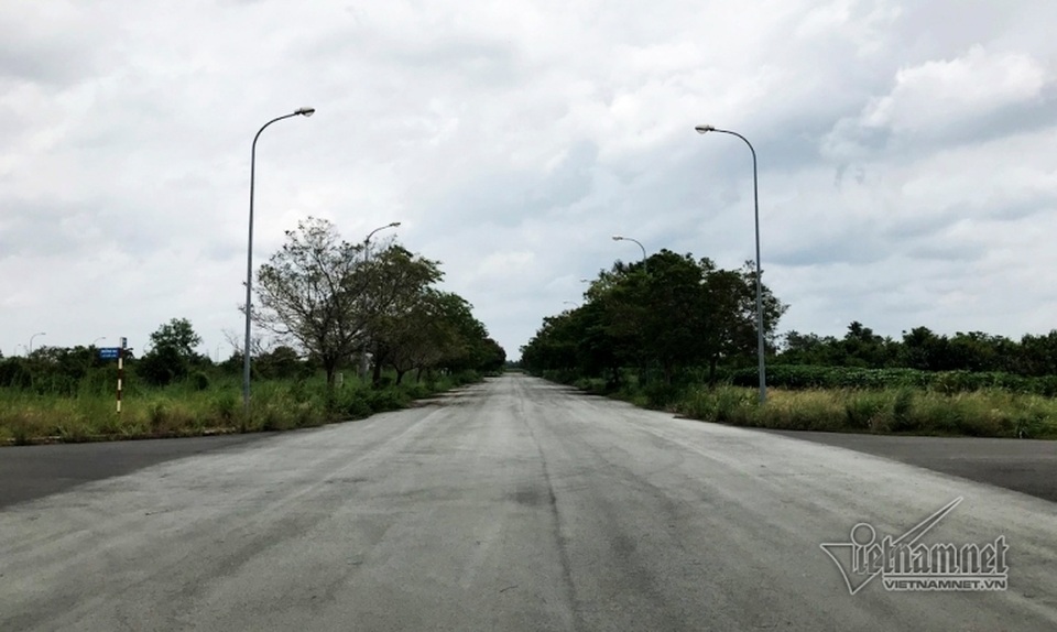 Vẻ đìu hiu, hoang tàn ở khu đô thị “ma” Nhơn Trạch - 9 Vẻ đìu hiu, hoang tàn ở khu đô thị “ma” Nhơn Trạch - 9
