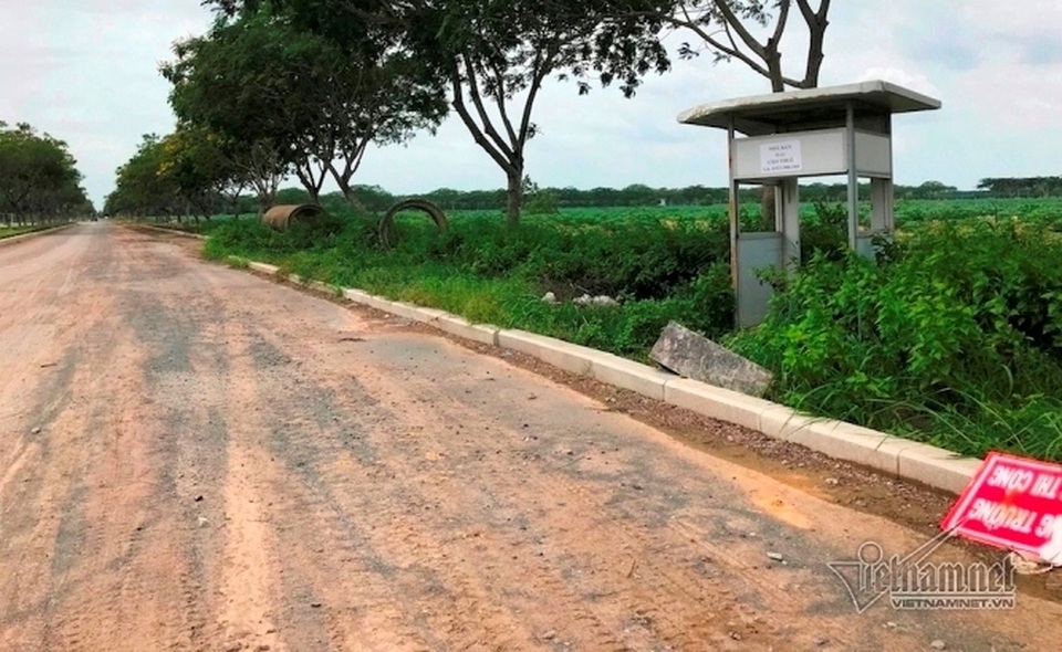 Vẻ đìu hiu, hoang tàn ở khu đô thị “ma” Nhơn Trạch - 3 Vẻ đìu hiu, hoang tàn ở khu đô thị “ma” Nhơn Trạch - 3