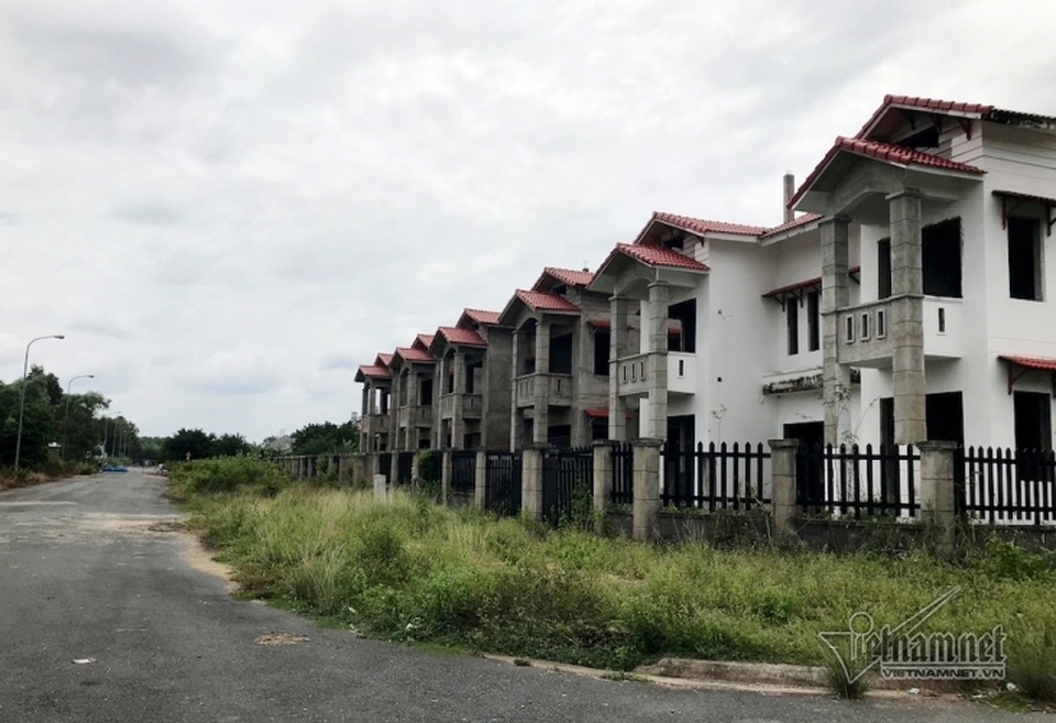 Vẻ đìu hiu, hoang tàn ở khu đô thị “ma” Nhơn Trạch - 4 Vẻ đìu hiu, hoang tàn ở khu đô thị “ma” Nhơn Trạch - 4