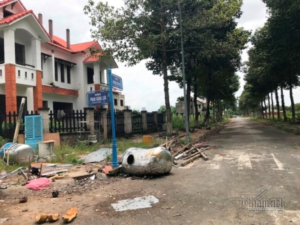 Vẻ đìu hiu, hoang tàn ở khu đô thị “ma” Nhơn Trạch - 7 Vẻ đìu hiu, hoang tàn ở khu đô thị “ma” Nhơn Trạch - 7