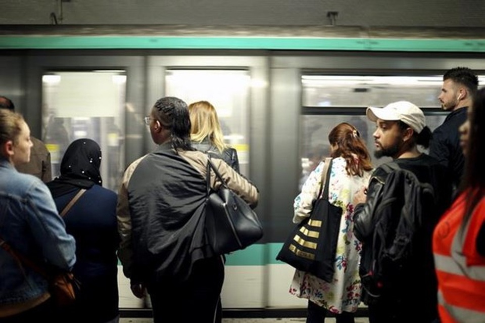 Pháp: Giao thông tê liệt ở Paris do bãi công phản đối cải cách lương hưu - 1 Pháp: Giao thông tê liệt ở Paris do bãi công phản đối cải cách lương hưu - 1