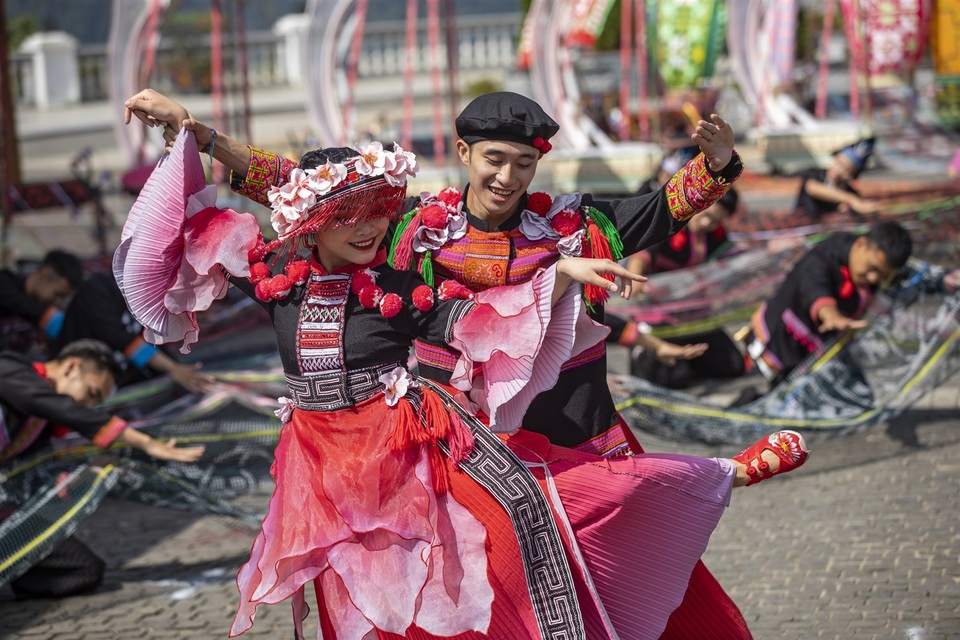Phát triển du lịch bền vững: Câu chuyện nhìn từ Vũ điệu trên mây - 2