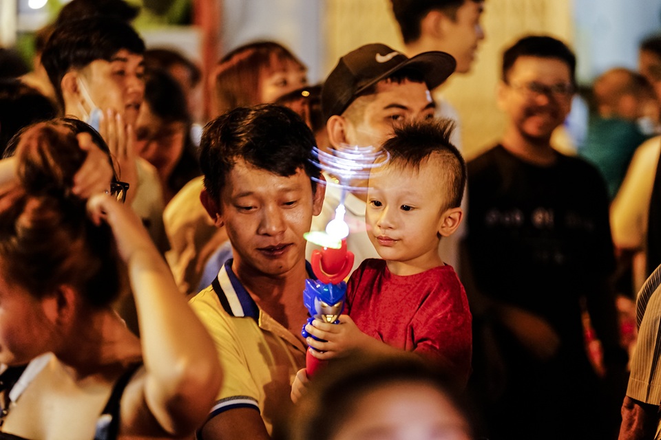 Ngạt thở ở phố đèn lồng trước đêm Trung thu - 9 Ngạt thở ở phố đèn lồng trước đêm Trung thu - 9