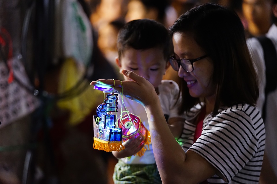 Ngạt thở ở phố đèn lồng trước đêm Trung thu - 13 Ngạt thở ở phố đèn lồng trước đêm Trung thu - 13