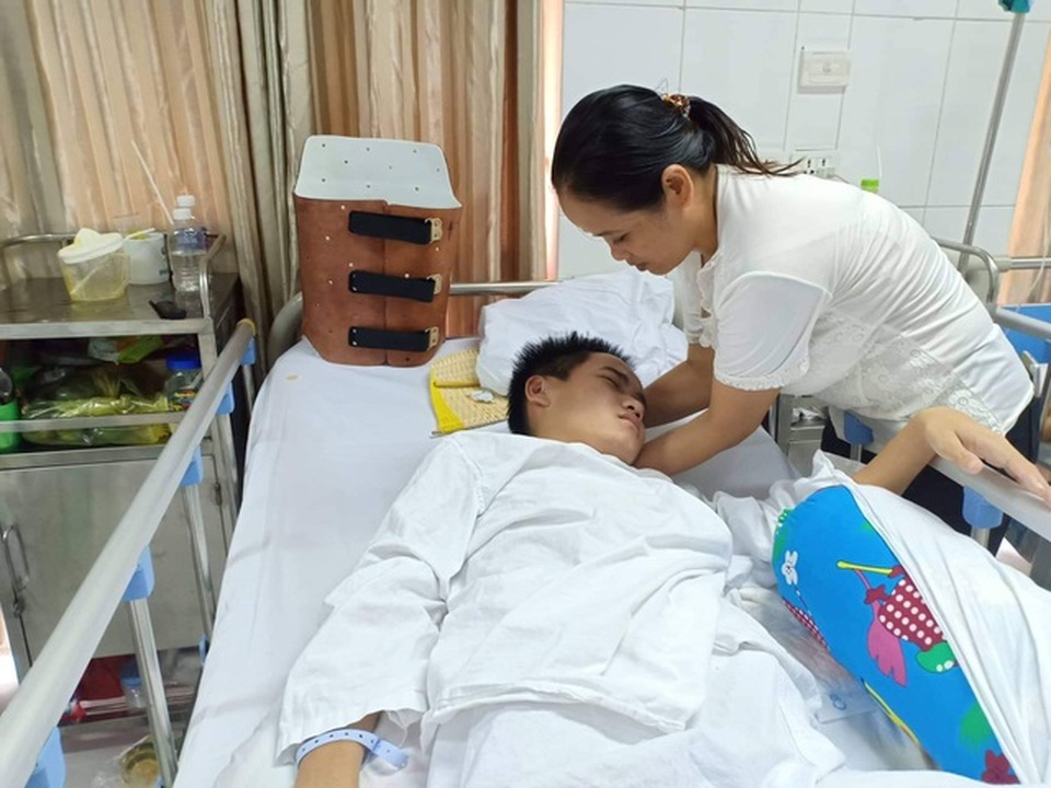 Gia đình cậu bé không hậu môn được bạn đọc giúp đỡ hơn 97 triệu đồng - 1 Gia đình cậu bé không hậu môn được bạn đọc giúp đỡ hơn 97 triệu đồng - 1
