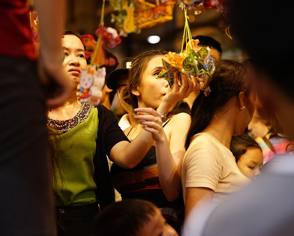 Ngạt thở ở phố đèn lồng trước đêm Trung thu - 6 Ngạt thở ở phố đèn lồng trước đêm Trung thu - 6