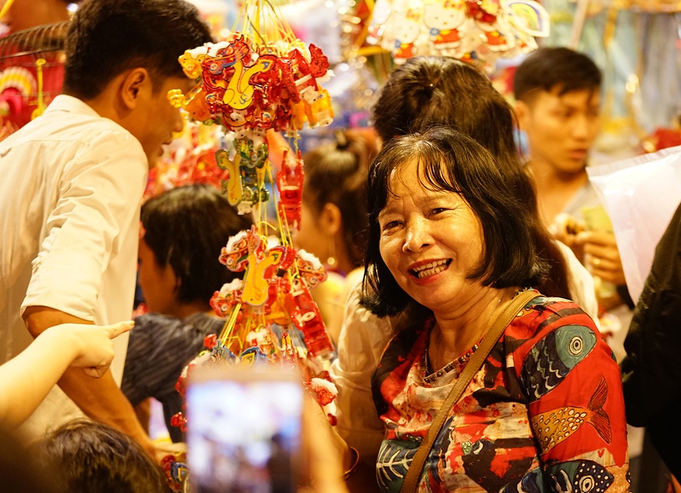 Ngạt thở ở phố đèn lồng trước đêm Trung thu - 7 Ngạt thở ở phố đèn lồng trước đêm Trung thu - 7