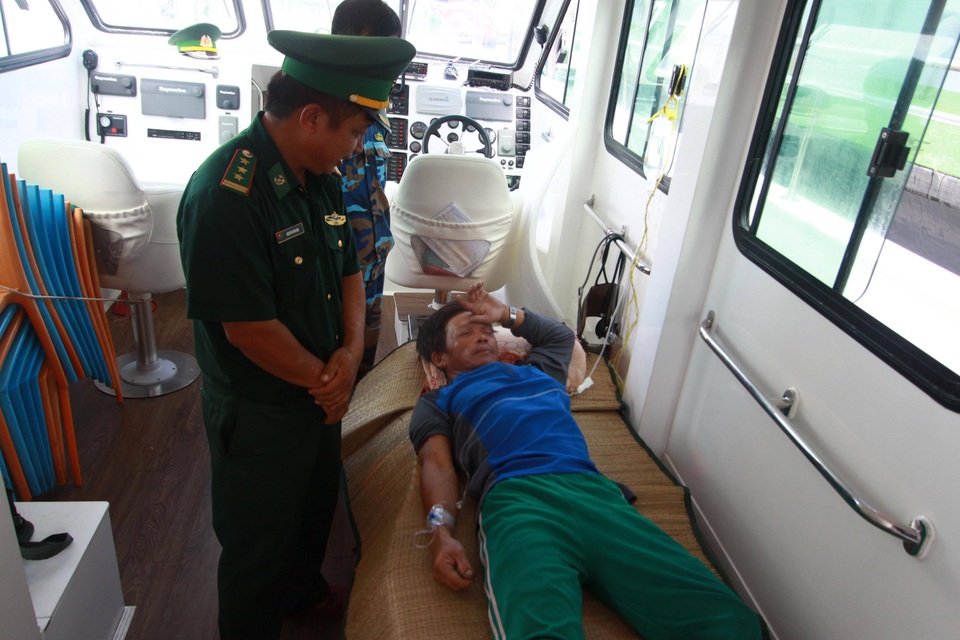 5 ngư dân ngộ độc trên biển, một người tử vong - 1 5 ngư dân ngộ độc trên biển, một người tử vong - 1