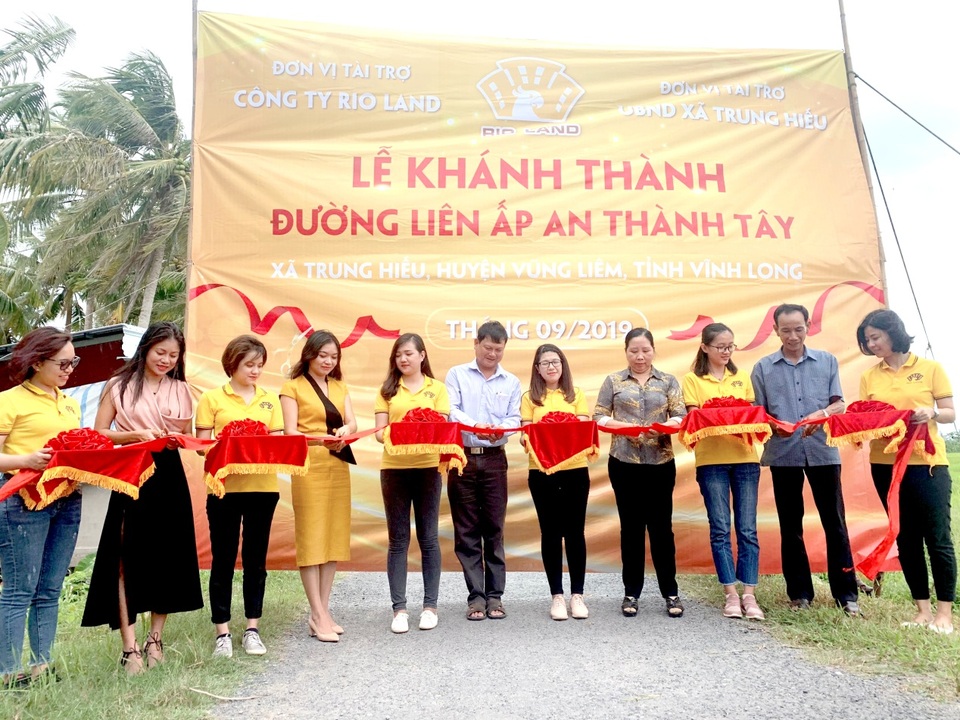 Rio Land tài trợ xây dựng đường cho bà con nông thôn tại Vĩnh Long - 1 Rio Land tài trợ xây dựng đường cho bà con nông thôn tại Vĩnh Long - 1